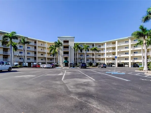 8800 Bay Pines Blvd APT 220, Saint Petersburg, FL 33709
