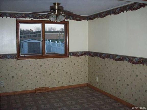 3rd image of 3815 Lynn Dr