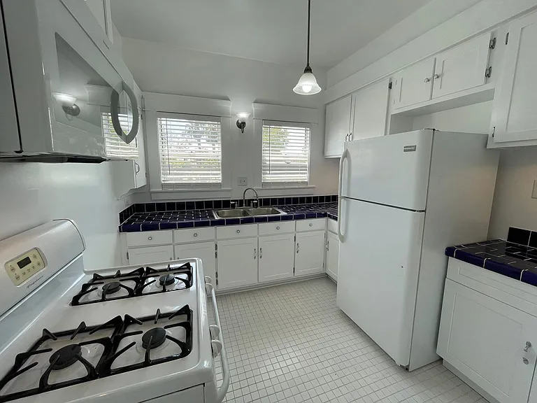 735 W 4th St — Photo 22