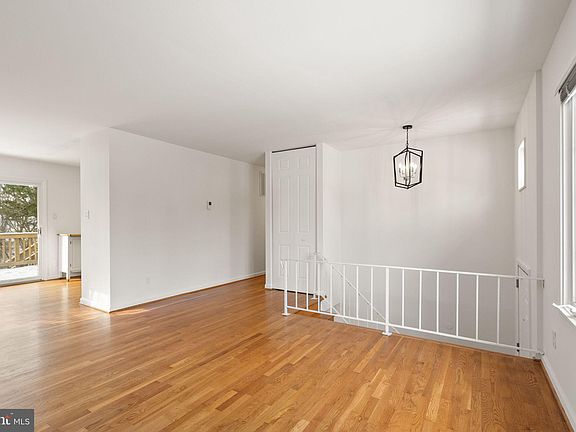 4th image of 727 W Holly Ave