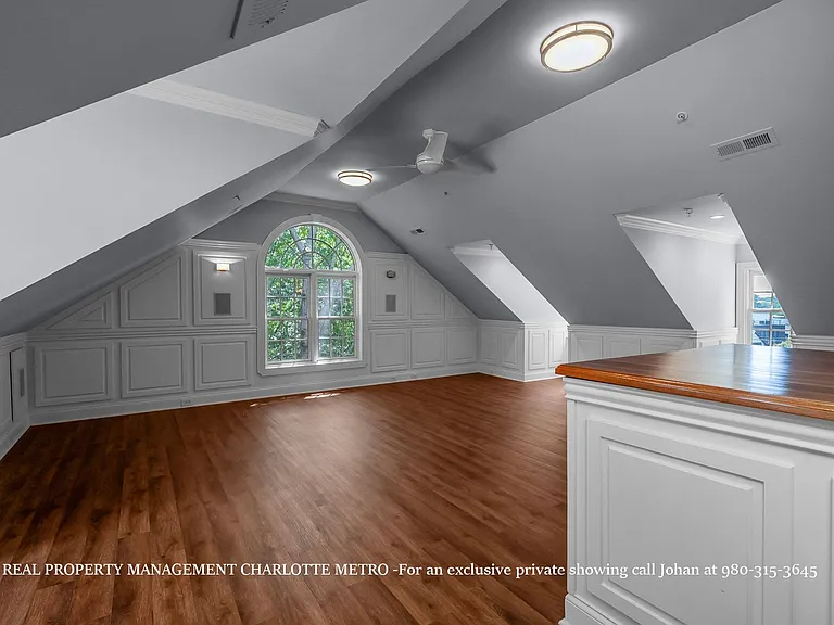 529 Queens Rd — Photo 29