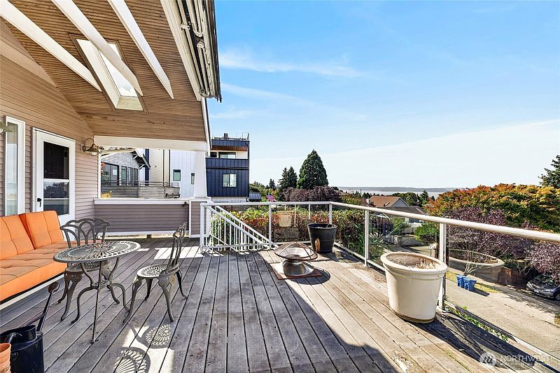 3rd image of 4702 45th Avenue SW