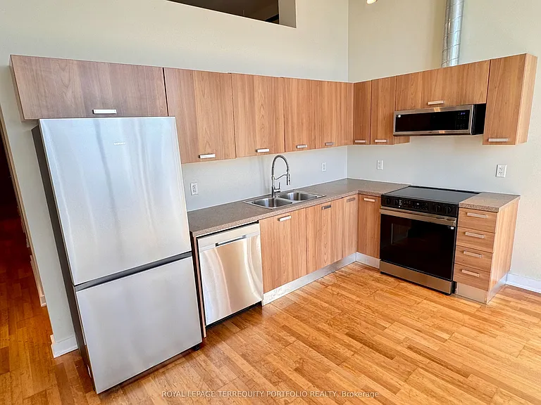 43 Hanna Ave #418 — Photo 2