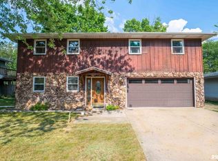 214 Maple Park Dr, Pekin, IL 61554