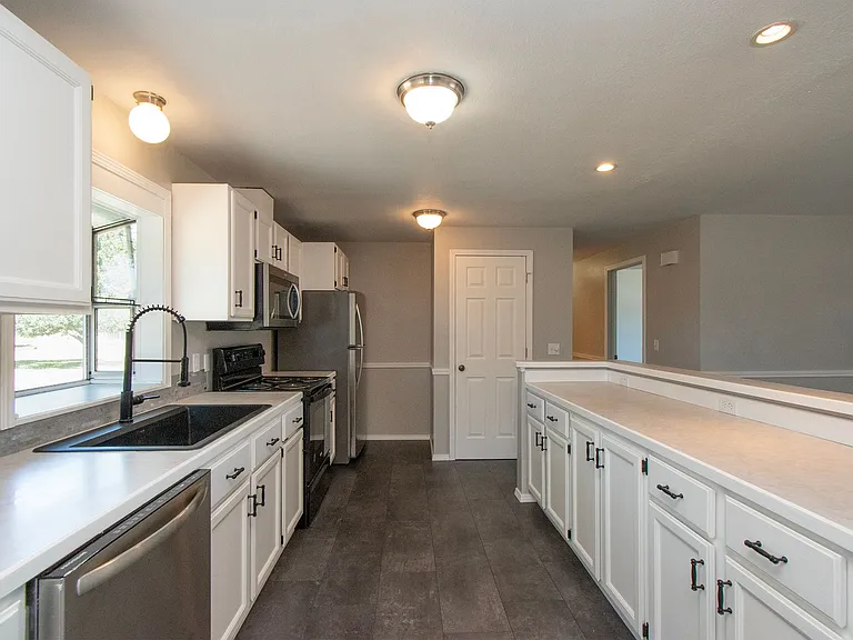 100 W Robert Pl — Photo 13