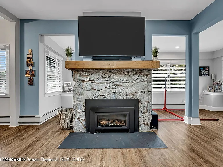515 Monmouth Rd — Photo 32