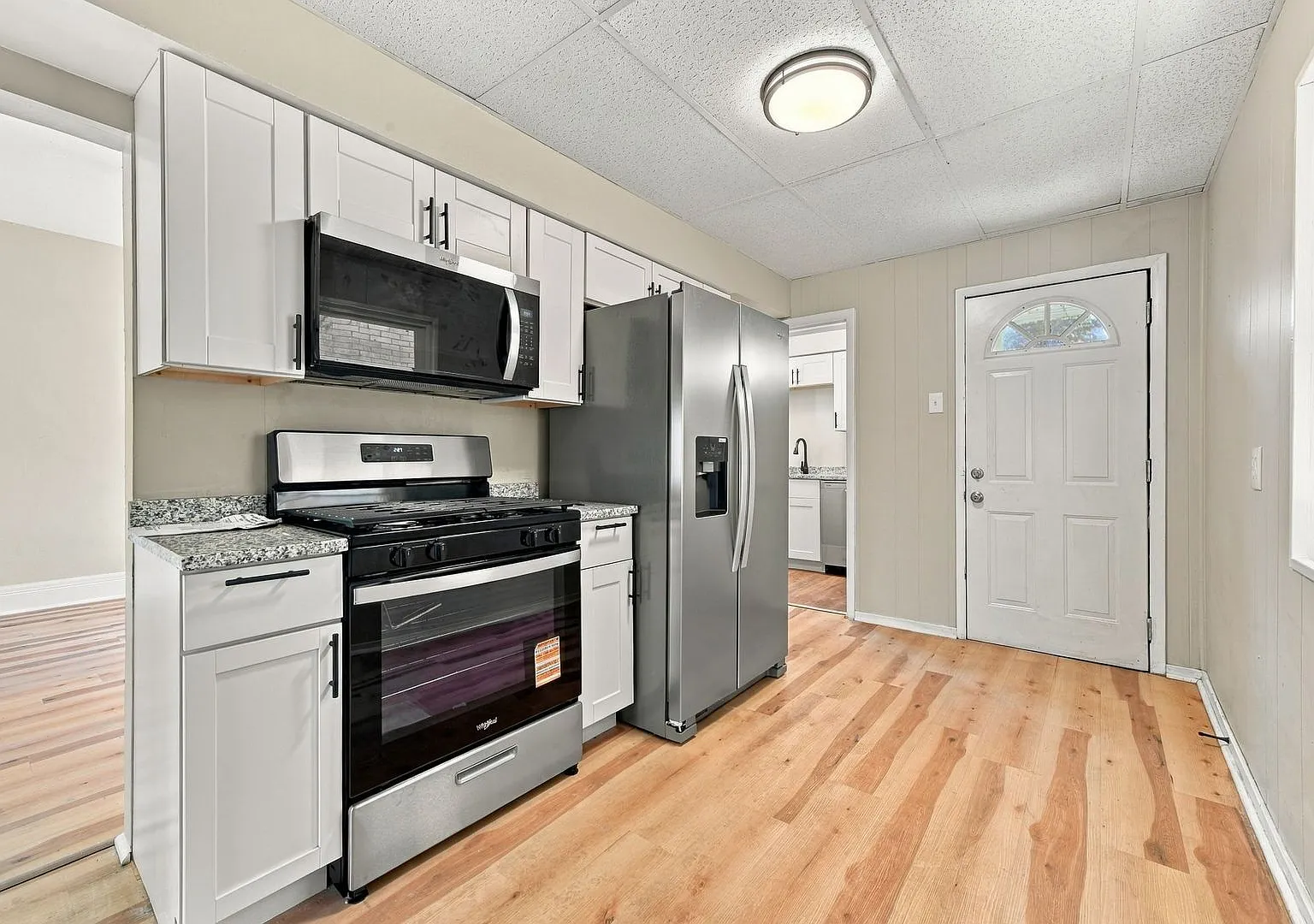 Beautiful 3 bedroom home in Munhall available now! — Photo 1