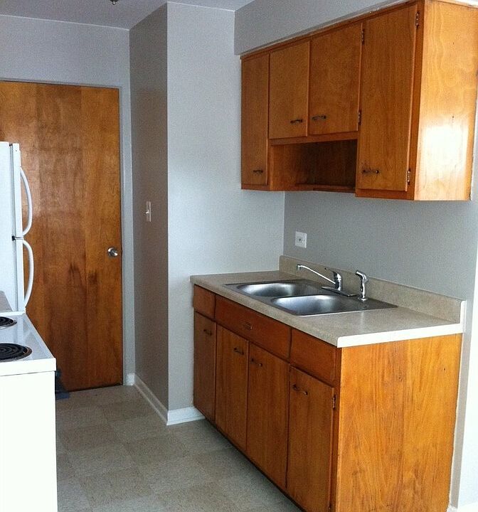 2nd image of 954 E 84th Pl #3-1B