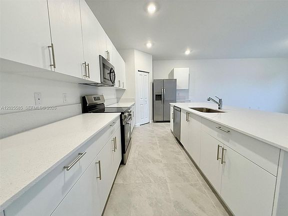 2nd image of 2958 Park Pl #5838