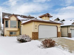 114 E Old Boomer Rd, Sylvan Lake, AB T4S 2J1