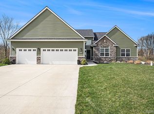 2292 White Hawk Trl, Howell, MI 48843