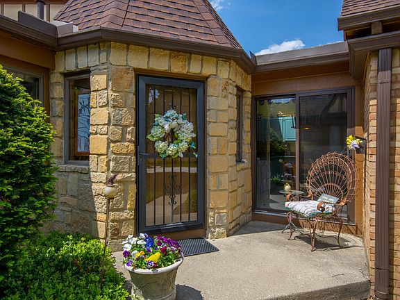 2nd image of 3331 Mansion Way