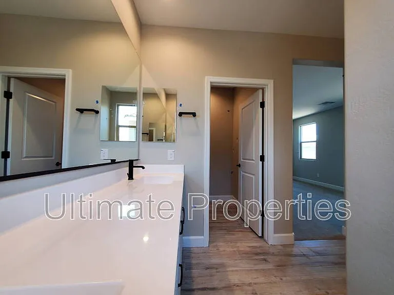 835 N 110th Ave — Photo 10