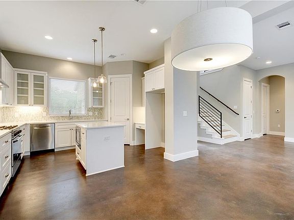 5th image of 913 Stobaugh St #B