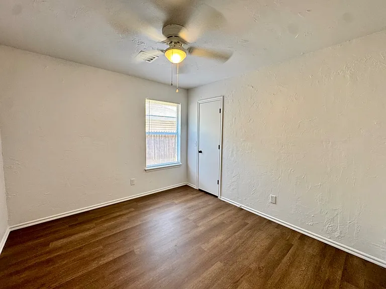 223 W 6th St — Photo 10
