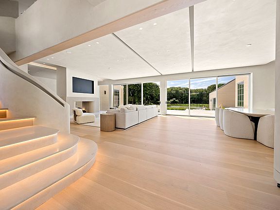3rd image of 118 Sagaponack Main St