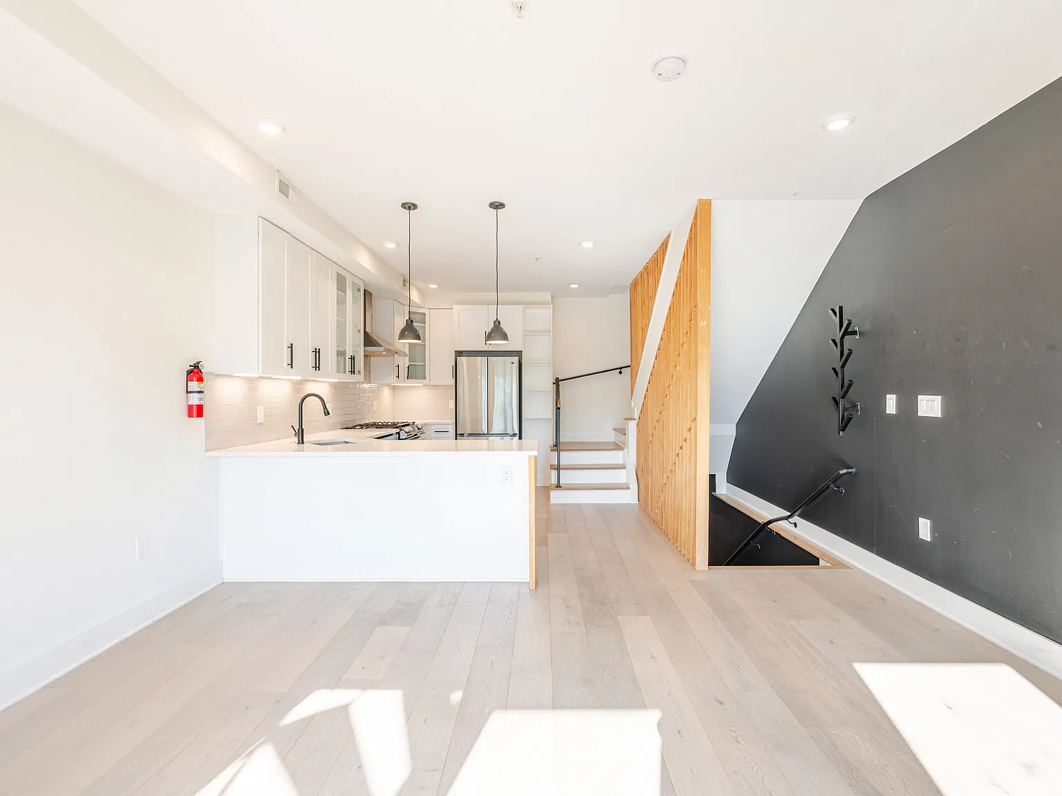 3 bed, 1100 sqft, $2,995 — Photo 3