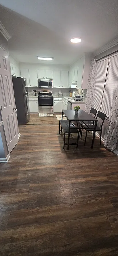 Ideal Townhouse Retreat - Beautiful 2BR - Minutes from Lake Murray — Photo 2
