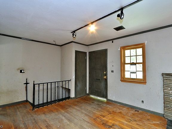 5th image of 1462 Pleasant Valley Way