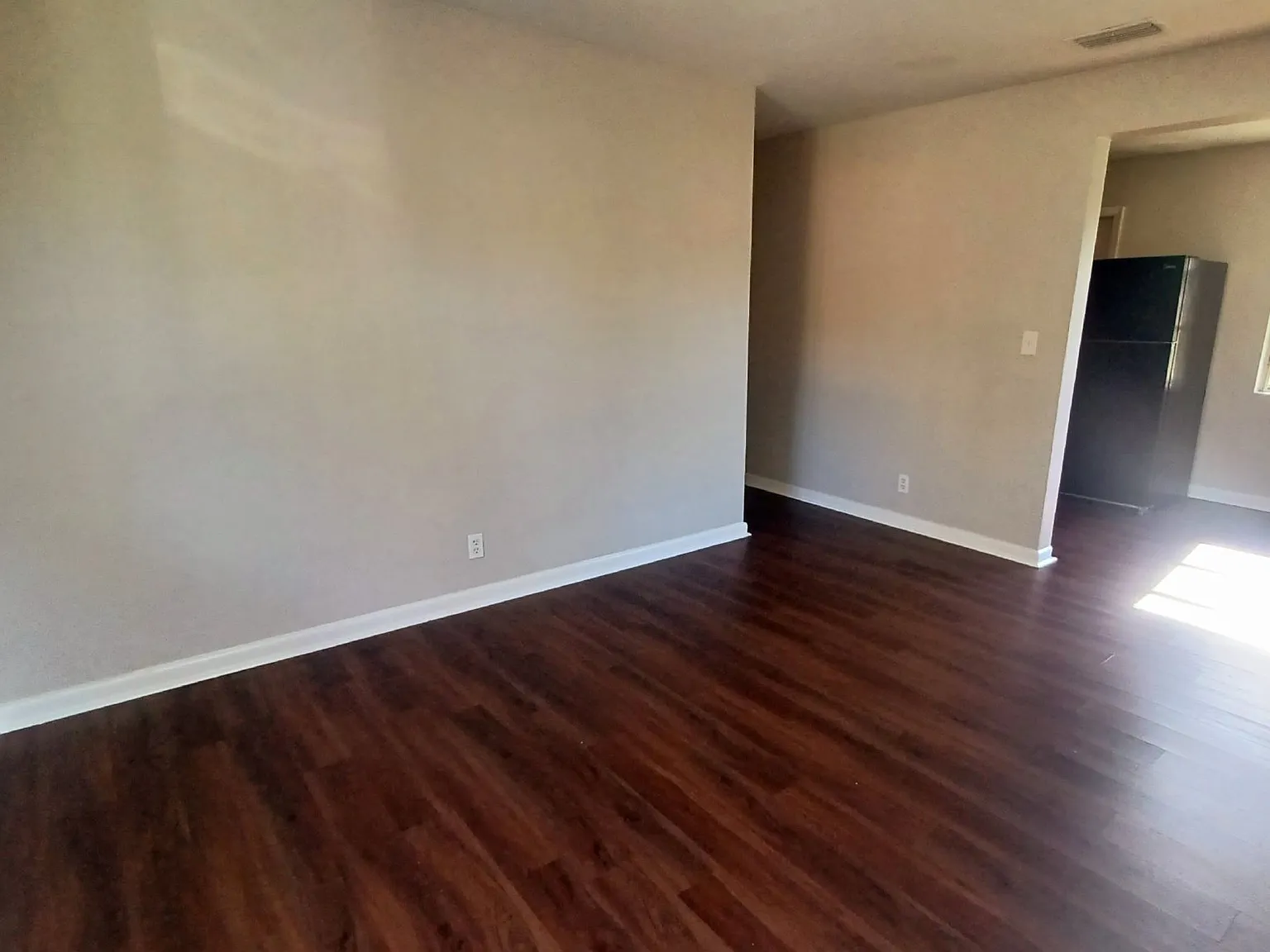 3 bed, 1.0 bath, 805 sqft, $1,150 — Photo 2