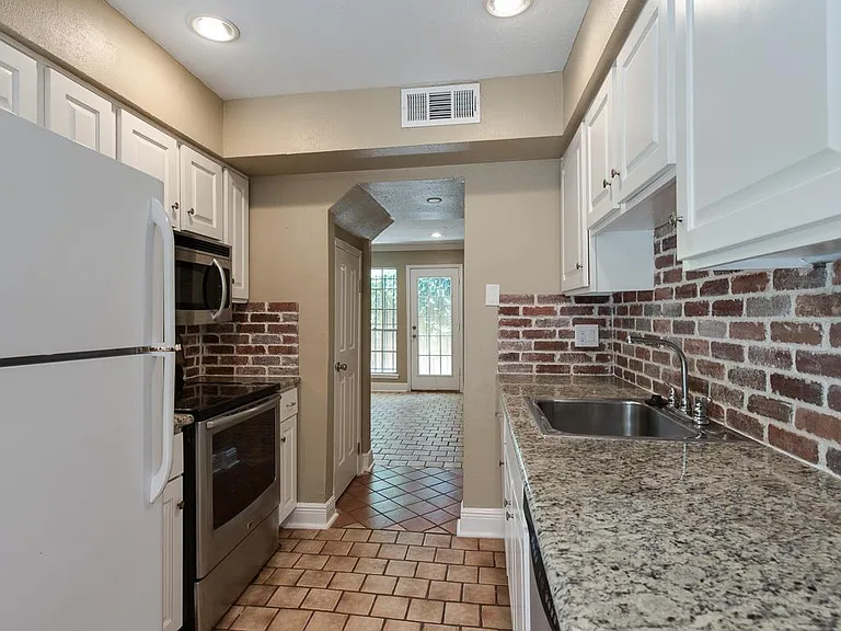 12 Hyde Park Blvd #6 — Photo 7
