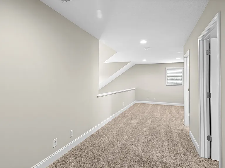 58 Burlington Ln — Photo 15