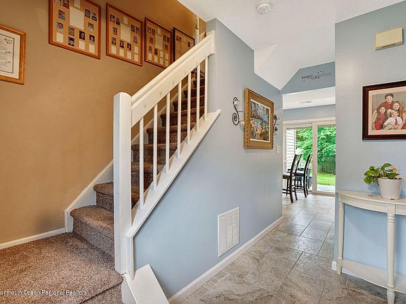 3rd image of 217 Smokerise Ln