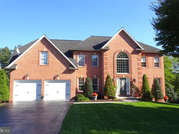 2505 Castlegreen Dr, Greencastle, PA 17225