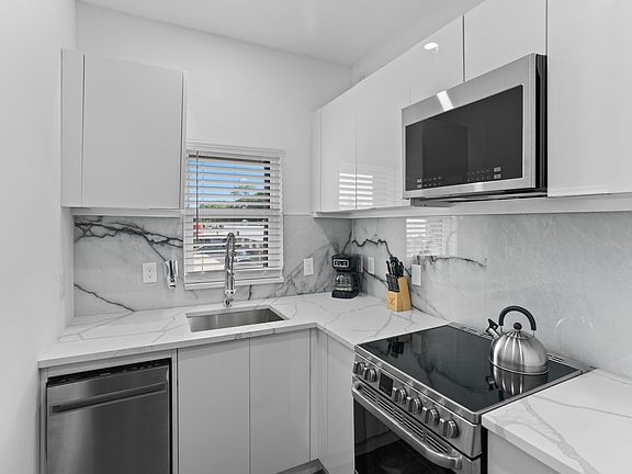5th image of 927 S Howard Ave #17
