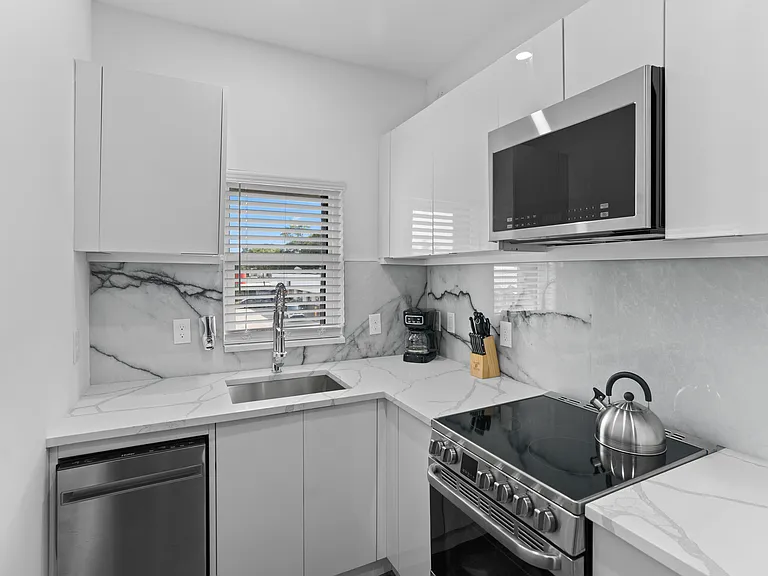927 S Howard Ave #17 — Photo 3