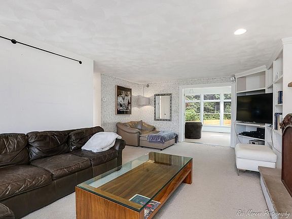 5th image of 4 Hillview Dr