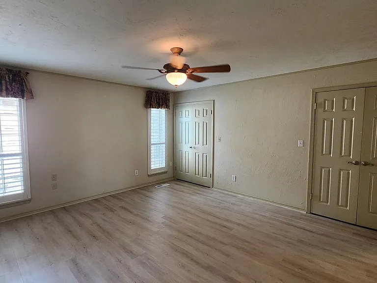 7900 Lakehurst Dr — Photo 16