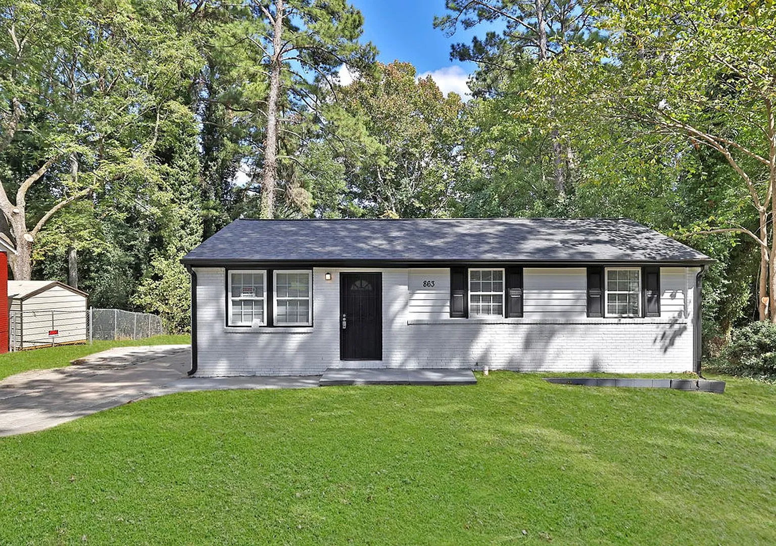 Darling brick 3/1 with great yard — Photo 2
