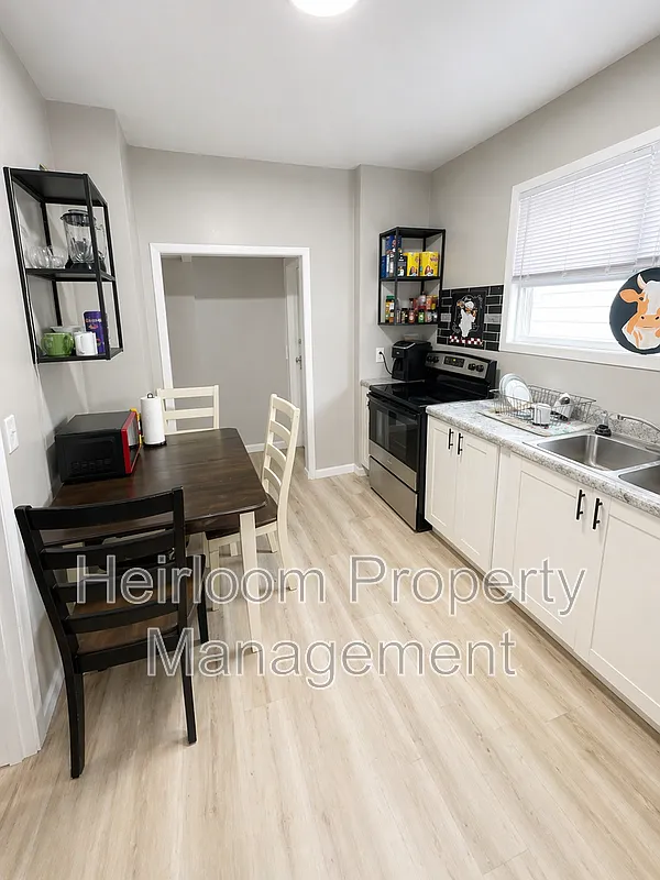 Building Photo - 906 N 6th Ave E #1