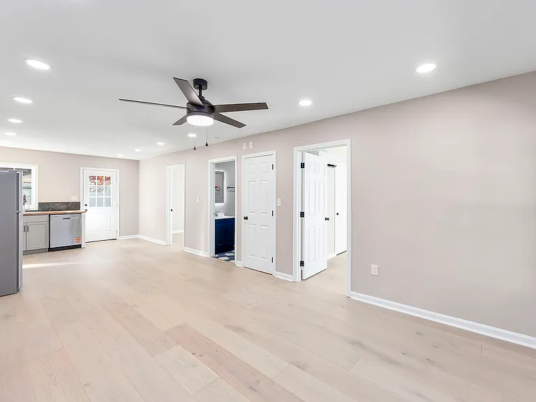 135 W Grand Ave #B — Photo 10
