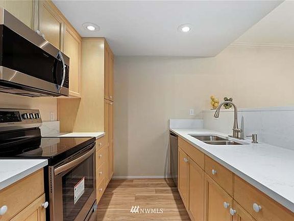 5th image of 25235 SE Klahanie Blvd APT F104