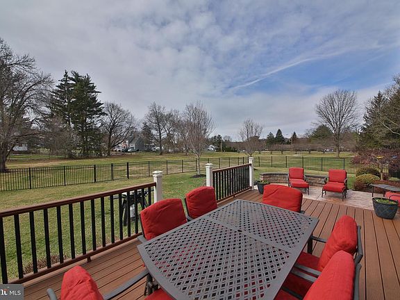 5th image of 367 Merion Pl