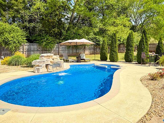 4th image of 2704 Applewood Cir