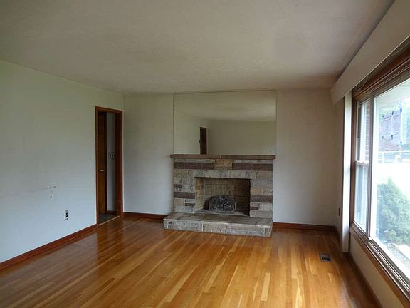 3rd image of 1812 Hutchinson Dr