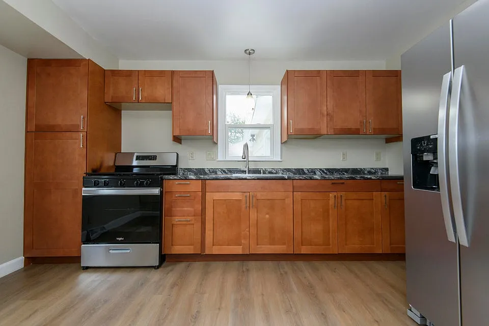 3 bed, 1.5 bath, 1669 sqft, $1,915 — Photo 3