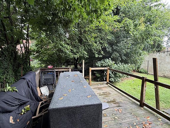 4th image of 100 E 24th St