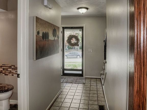 3rd image of 814 Lexington Ln