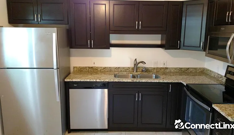 630 SW 7th Ave — Photo 4