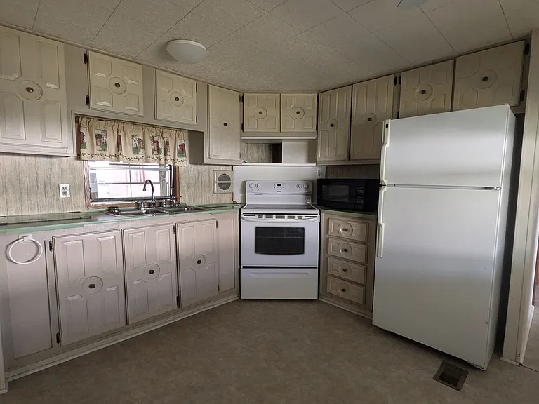 3328 Illinois Ave — Photo 4