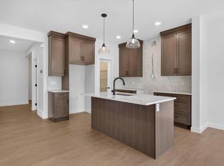 13 N Emberside Grv, Cochrane, AB T4C3C9