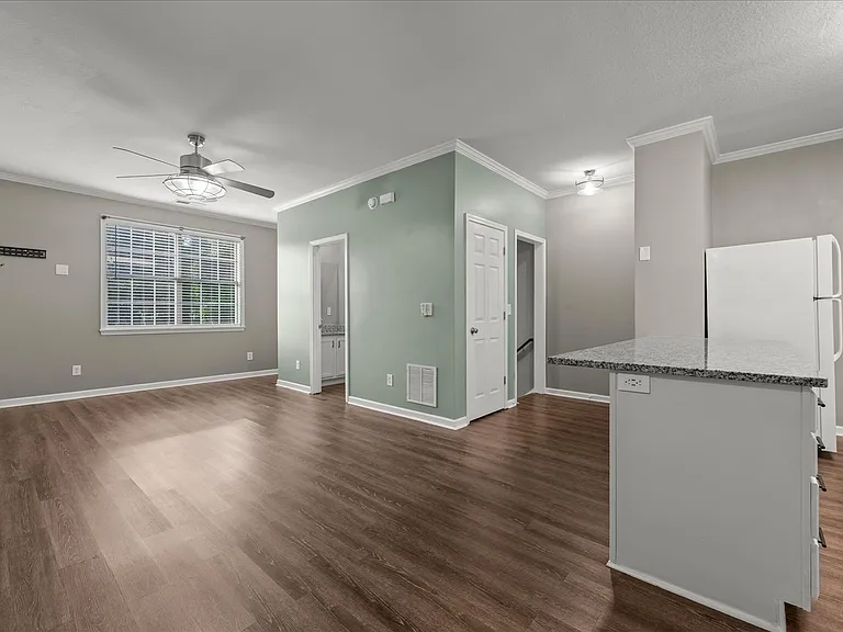 27 Corinth Rd — Photo 2