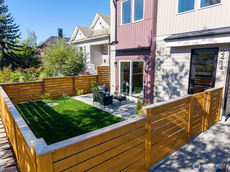 3rd image of 2414 Queen Anne Avenue N