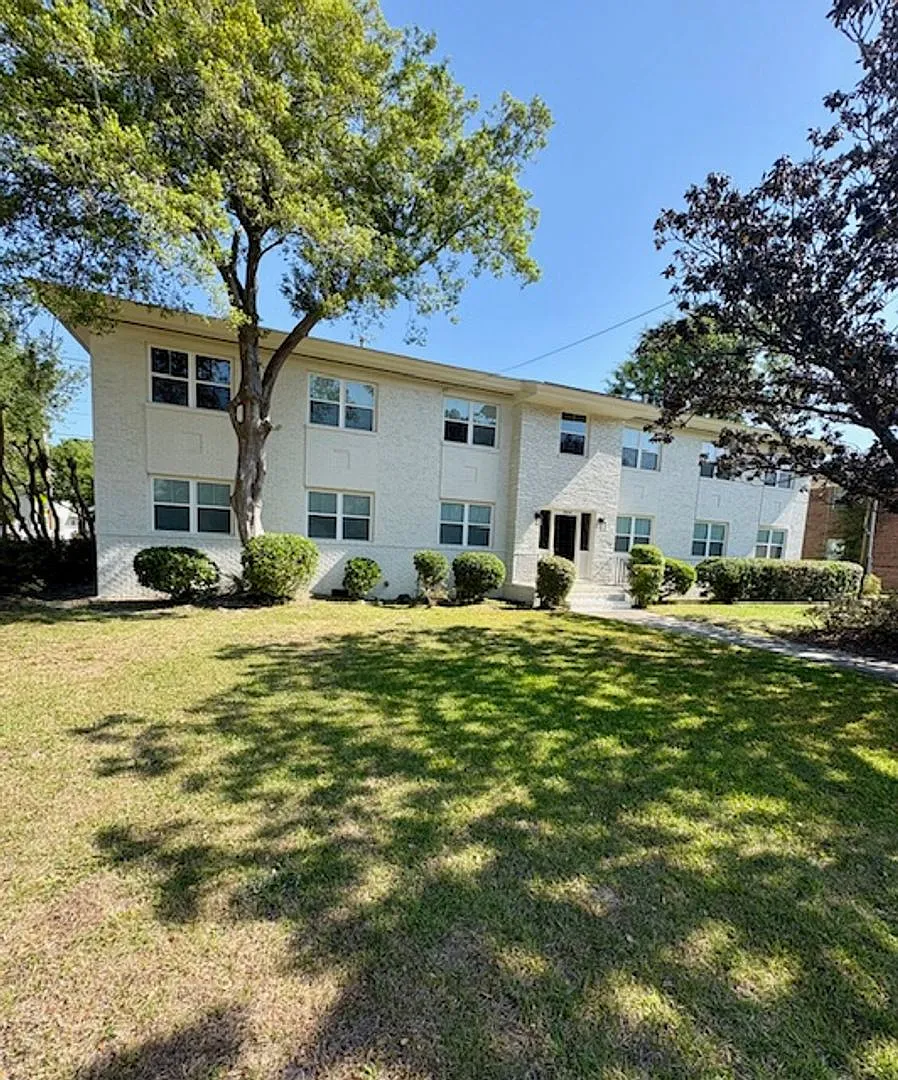 Fully Renovated Three Bedroom Condo 10 mins from MUSC! — Photo 3