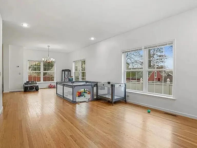 185 Woodrow Ave — Photo 2