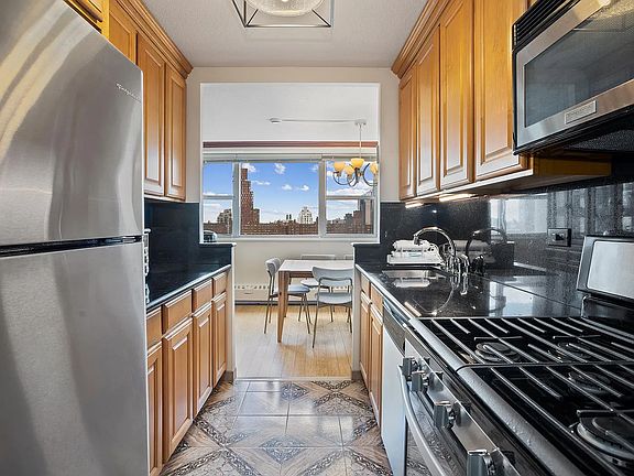 5th image of 75 Henry St APT 14E